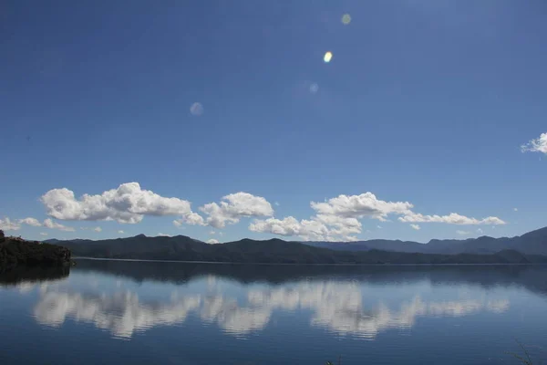 Hermoso Lago Las Montañas — Foto de Stock