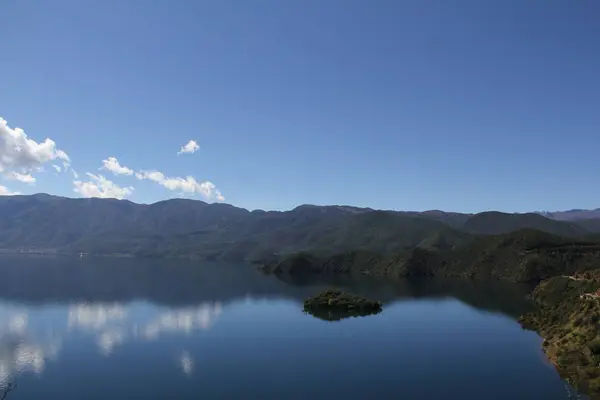 Hermoso Paisaje Con Lago Montañas — Foto de Stock