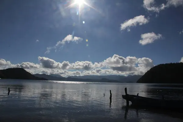 Hermoso Paisaje Con Lago Fondo — Foto de Stock