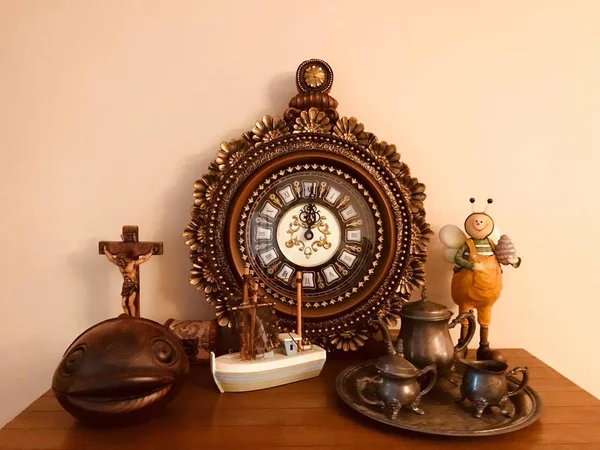 Старинные Часы Деревянном Столе — стоковое фото