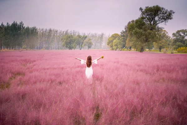 Mooi Jong Paar Het Veld — Stockfoto