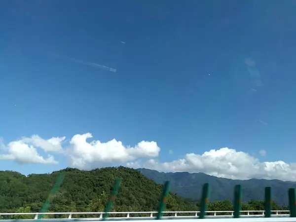 Hermoso Paisaje Con Gran Árbol Cielo Azul — Foto de Stock