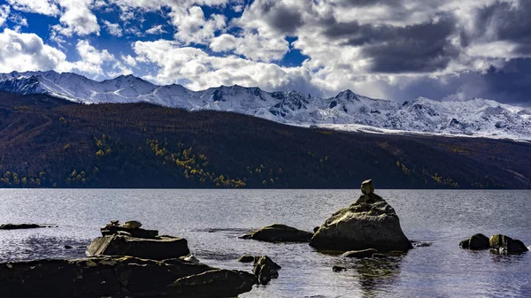 Bela Paisagem Com Lago Fundo — Fotografia de Stock