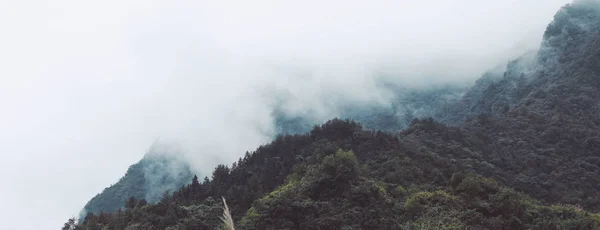 Paisagem Montanhosa Com Nevoeiro Nuvens — Fotografia de Stock