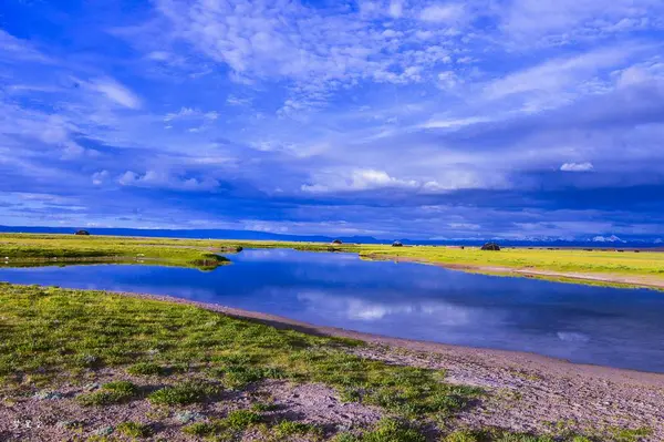 Hermoso Paisaje Con Lago Nubes — Foto de Stock