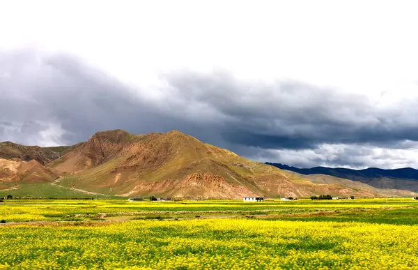 Paisaje Montaña Con Una Hermosa Vista Las Montañas — Foto de Stock