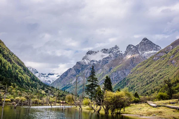 Paisagem Montanhosa Com Lago Montanhas — Fotografia de Stock