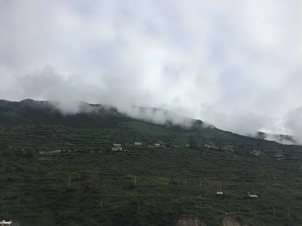Paisaje Montaña Con Nubes Cielo Nublado — Foto de Stock