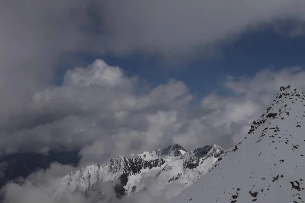 눈덮인 산등성이 — 스톡 사진