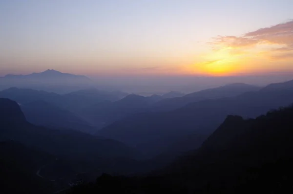 Schöner Sonnenuntergang Den Bergen — Stockfoto