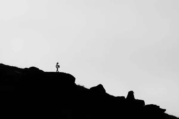 Silueta Hombre Una Roca Con Una Mochila Cima Montaña — Foto de Stock