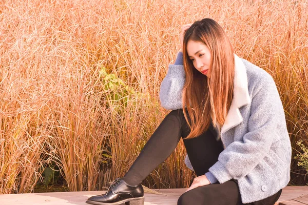 Junge Frau Sitzt Auf Dem Gras — Stockfoto