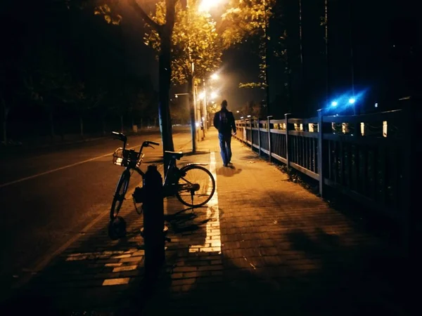 Silueta Hombre Montando Una Bicicleta Ciudad — Foto de Stock
