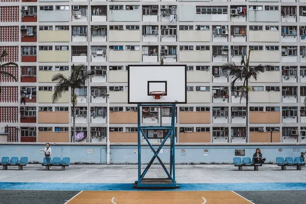 Edificio Moderno Con Mucha Gente Una Red — Foto de Stock