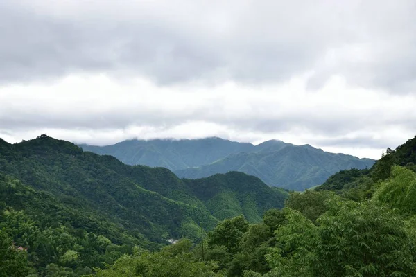 Paisaje Montaña Con Verdes Colinas Nubes — Foto de Stock