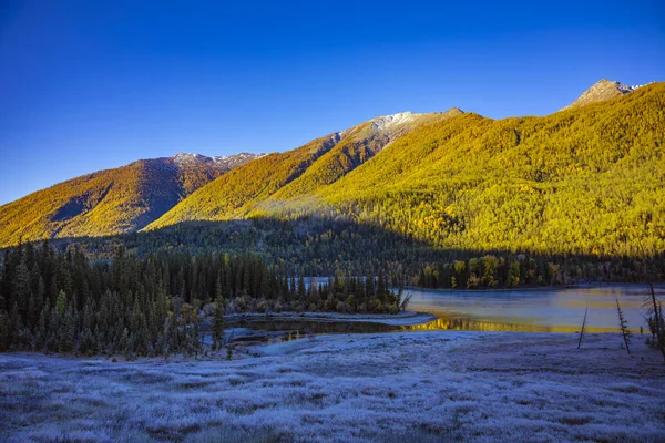 Hermoso Paisaje Con Lago Montaña Fondo — Foto de Stock