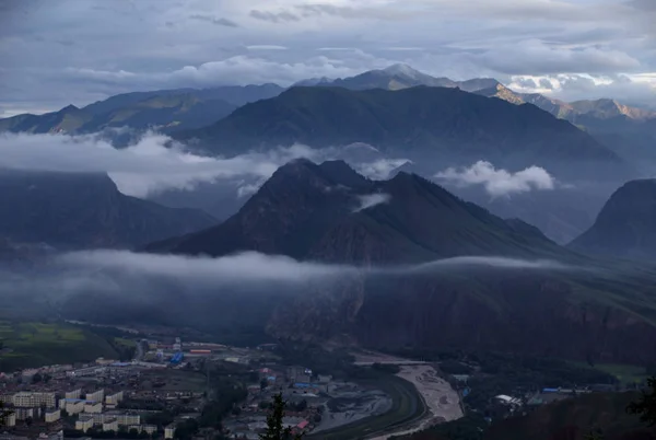 Paisagem Montanhosa Com Montanhas Nuvens — Fotografia de Stock