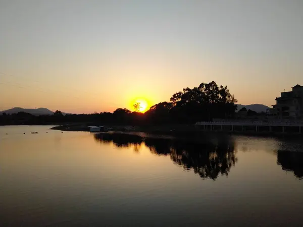 Puesta Sol Sobre Lago Por Noche — Foto de Stock