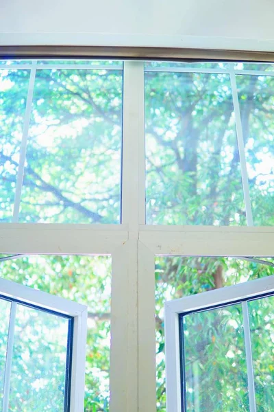 Ventana Con Vidrio Cortinas Blancas — Foto de Stock