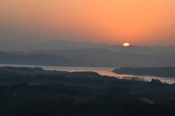 Puesta Sol Sobre Paisaje Montaña — Foto de Stock