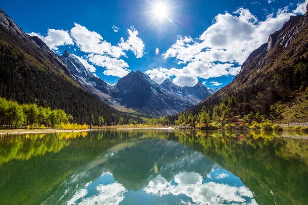 Bellissimo Lago Tra Montagne Delle Alpi — Foto Stock