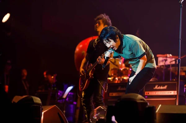 Mujer Joven Club Nocturno Con Guitarra — Foto de Stock