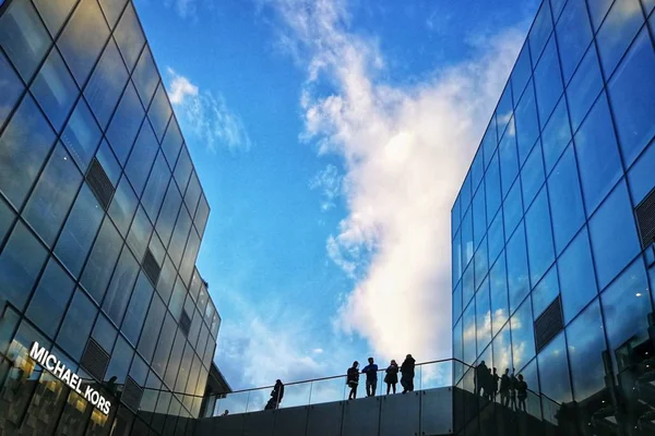 Edificio Moderno Con Reflejo Nubes — Foto de Stock