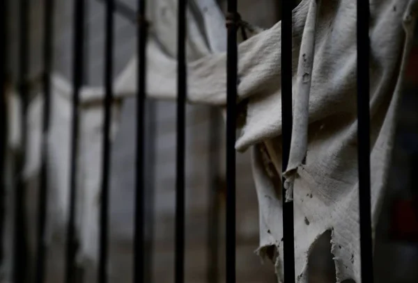 Schwarz-Weiß-Foto der Hand eines Mannes mit einem Brecheisen — Stockbild Schwarz Weiß Foto Der Hand Eines Mannes Mit Einem Brecheisen — Stockfoto