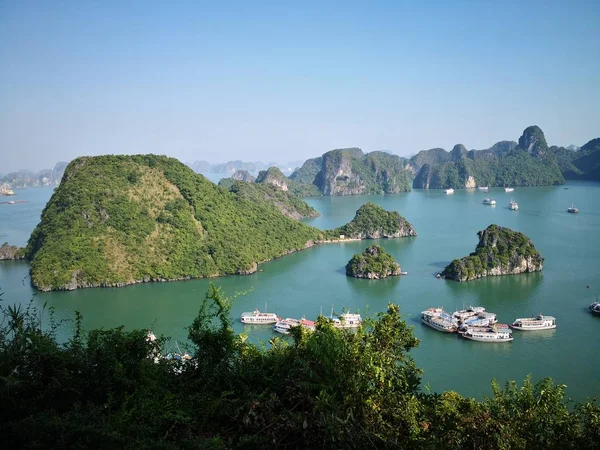 ハロン湾 ベトナム ユネスコ世界遺産 自然景観 窓からの眺め — ストック写真
