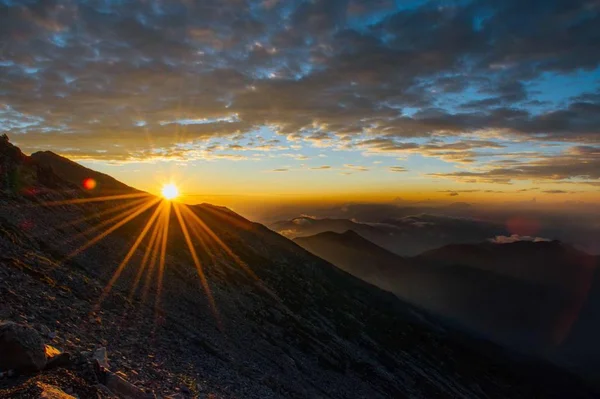 山の中の美しい夕日 — ストック写真