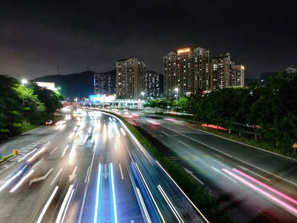 現代の街中の自動車交通は — ストック写真