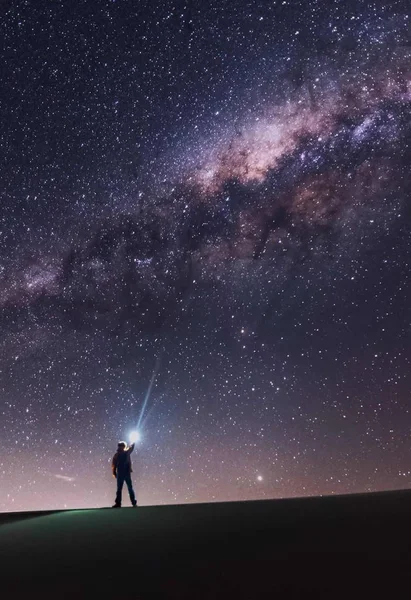 Silhueta Homem Sobre Rocha Com Telescópio — Fotografia de Stock