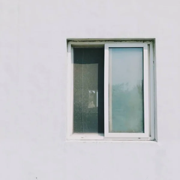 Ventana Con Una Puerta Madera — Foto de Stock