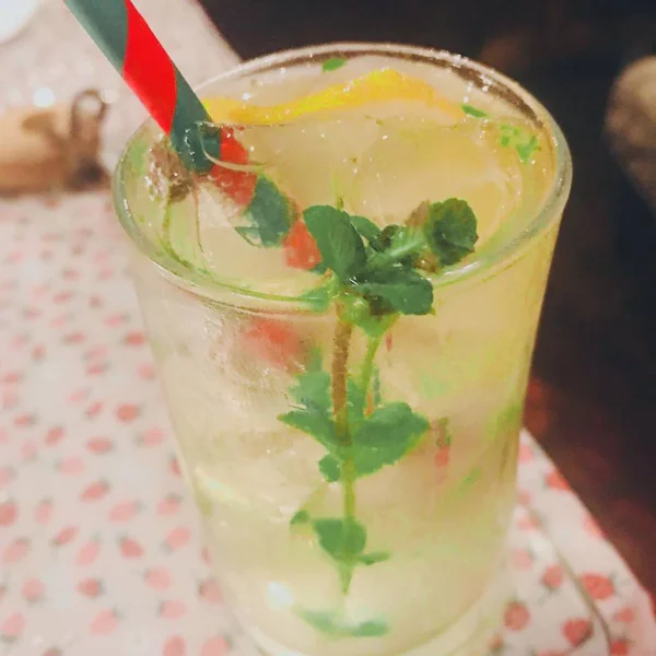 Limonada Fresca Con Limón Menta Sobre Una Mesa Madera — Foto de Stock