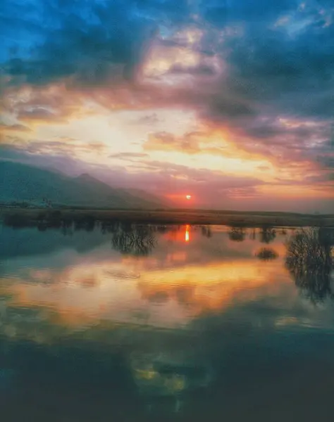 Matahari Terbenam Yang Indah Atas Danau — Stok Foto