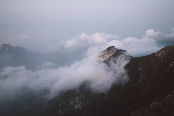 Paisaje Montaña Con Niebla Nubes — Foto de Stock