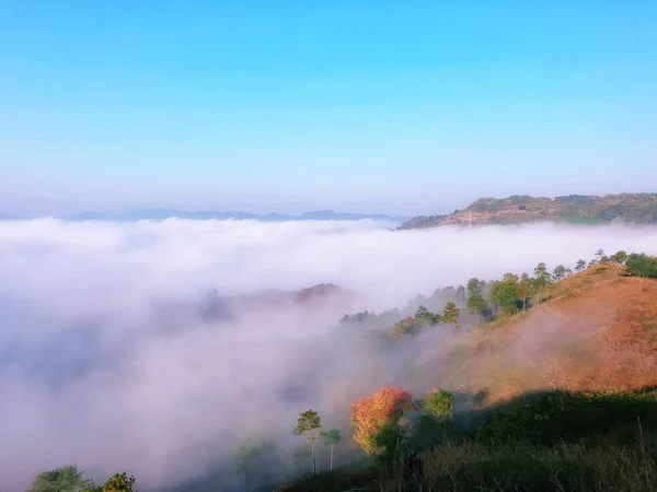 Hermoso Paisaje Con Nubes Cielo Azul — Foto de Stock