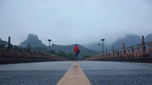 Vista Trasera Mujer Caminando Por Carretera Ciudad — Foto de Stock