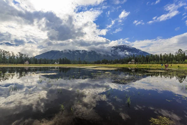 Lac Dans Les Montagnes — Photo