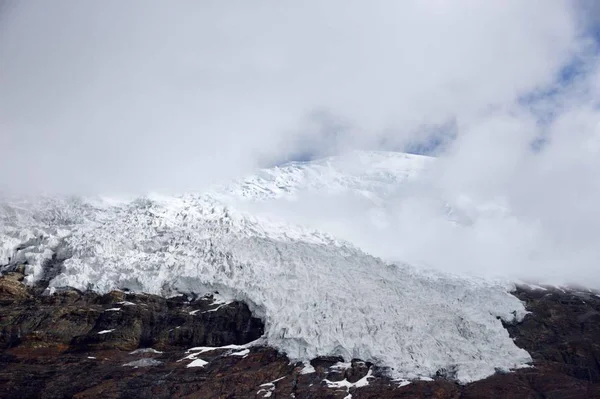 Paisaje Montaña Con Nieve Cielo Nublado — Foto de Stock