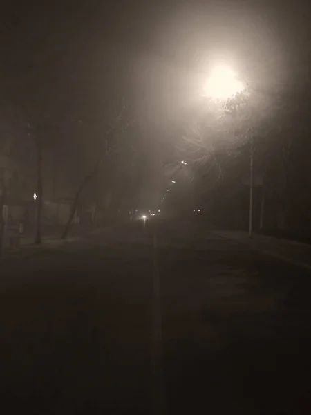 Vista Nocturna Ciudad Niebla — Foto de Stock
