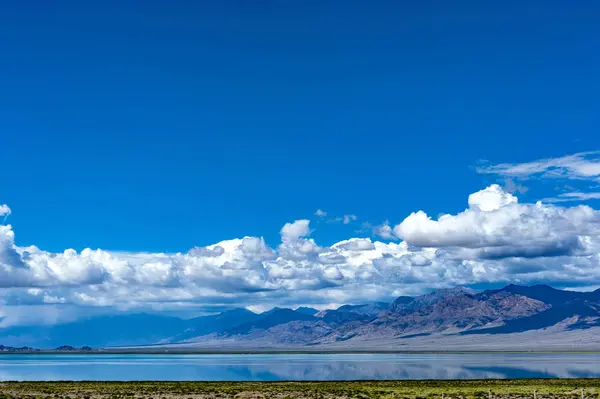 Hermoso Paisaje Con Cielo Azul Nubes — Foto de Stock