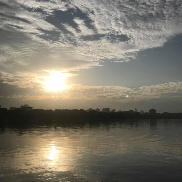 Hermoso Atardecer Sobre Lago — Foto de Stock