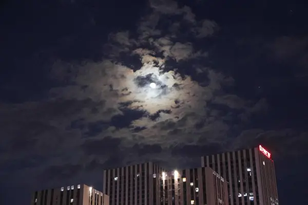 Ciudad Moderna Con Nubes Sol — Foto de Stock