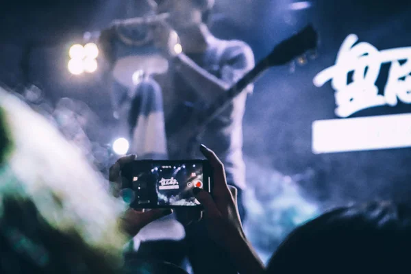 Personas Concierto Con Micrófono — Foto de Stock