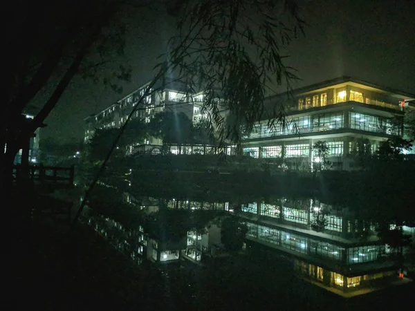 Vista Nocturna Ciudad Del Edificio Más Contaminado Por Noche — Foto de Stock