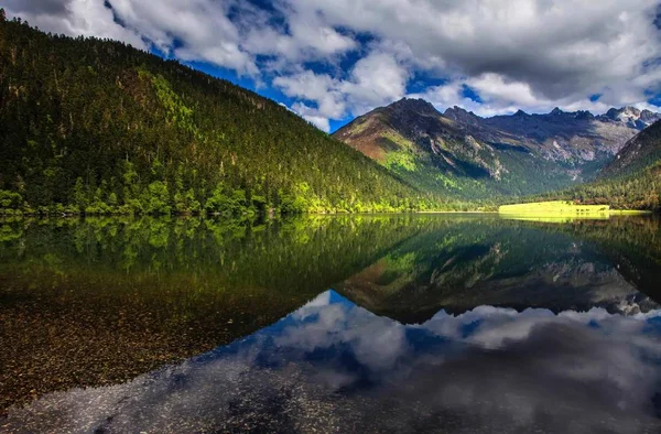 Hermoso Lago Las Montañas — Foto de Stock