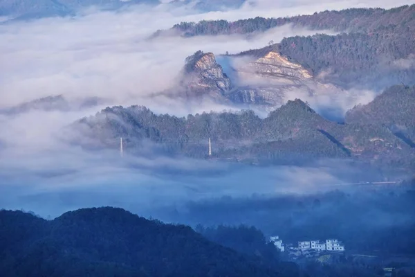 Hermoso Paisaje Montaña Con Niebla Nubes — Foto de Stock