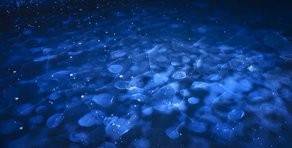 青い水が黒い背景に落ち — ストック写真