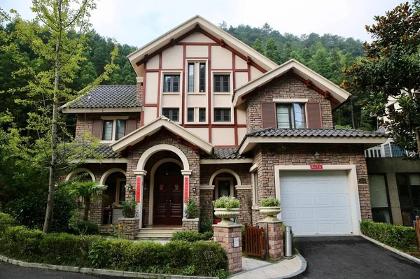 Hermosa Casa Lujo Con Césped Verde Techo Blanco — Foto de Stock